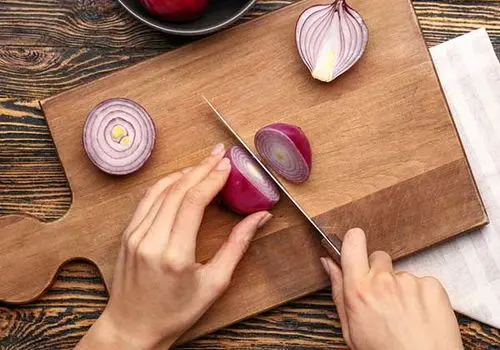 ترفند ساده برای جلوگیری از اشک هنگام خرد کردن پیاز