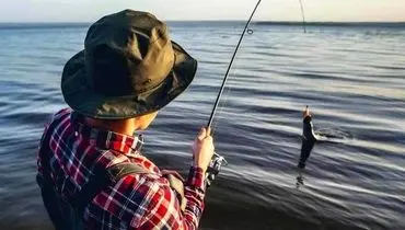 روش ساده ماهیگیری یک ماهیگیر بومی در ساحل بوشهر+ فیلم
