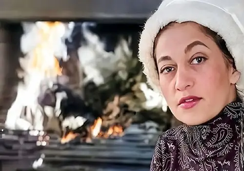 تصویری دیده نشده از مرضیه در حال دم کردن چای، سال ۵۴