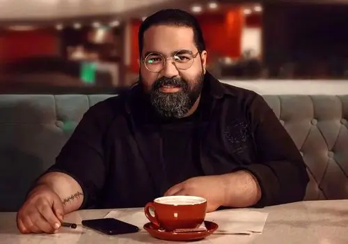 قاب جذاب رضا صادقی با همسر و دخترانش