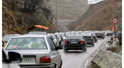  تردد خودروها از آزادراه شمال و جاده چالوس به سمت مرزن آباد ممنوع شد