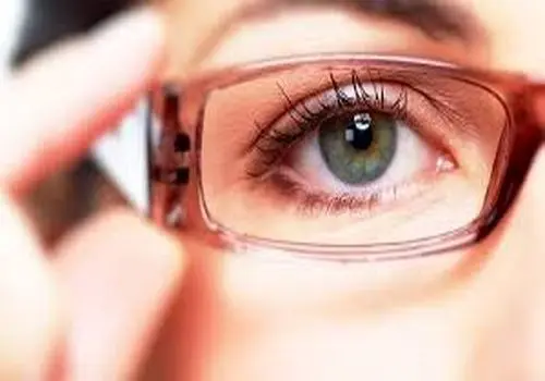 حقیقت درباره درمان پیرچشمی؛ آیا لیزر می‌تواند جای عینک را بگیرد؟