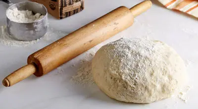 روش تهیه خمیر پیتزا با ماست، خوشمزه و فوری 