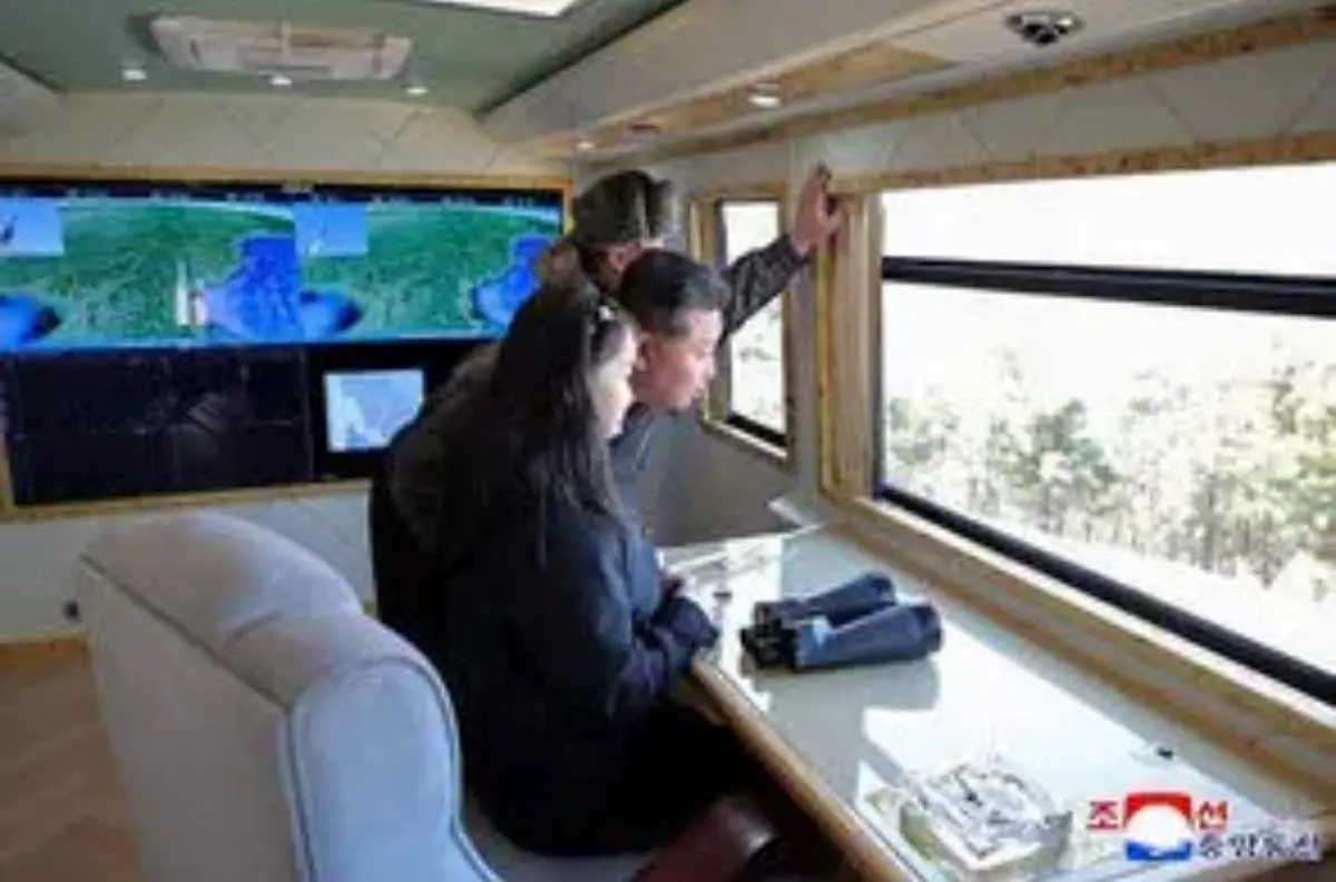 نظارت کیم جونگ اون و دخترش بر آزمایش موشکی جدید/عکس