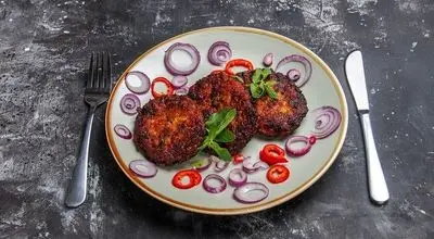 طرز تهیه کتلت روسی خوشمزه با گوشت چرخ‌کرده و سیب‌زمینی