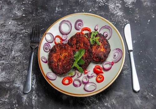 طرز تهیه کتلت روسی خوشمزه با گوشت چرخ‌کرده و سیب‌زمینی