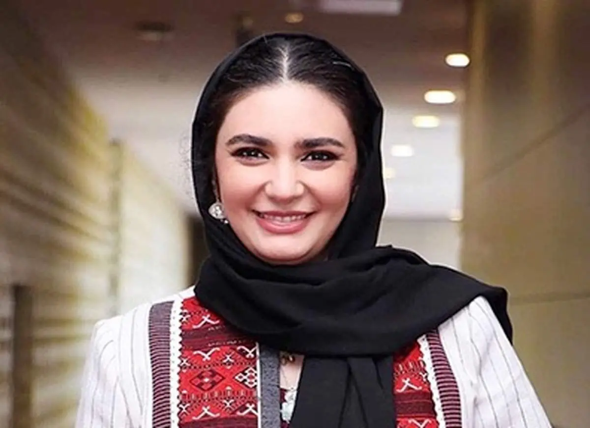 لیندا کیانی با صورتی سفید و صفحه ای سیاه
