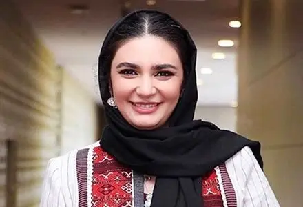  لیندا کیانی با صورتی سفید و صفحه ای سیاه