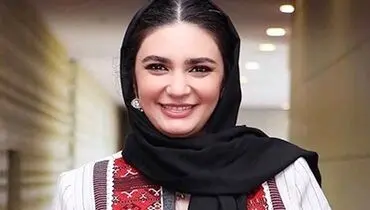  لیندا کیانی با صورتی سفید و صفحه ای سیاه