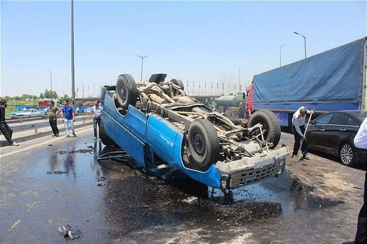 لحظه واژگونی نیسان آبی در جاده لغزنده +فیلم

