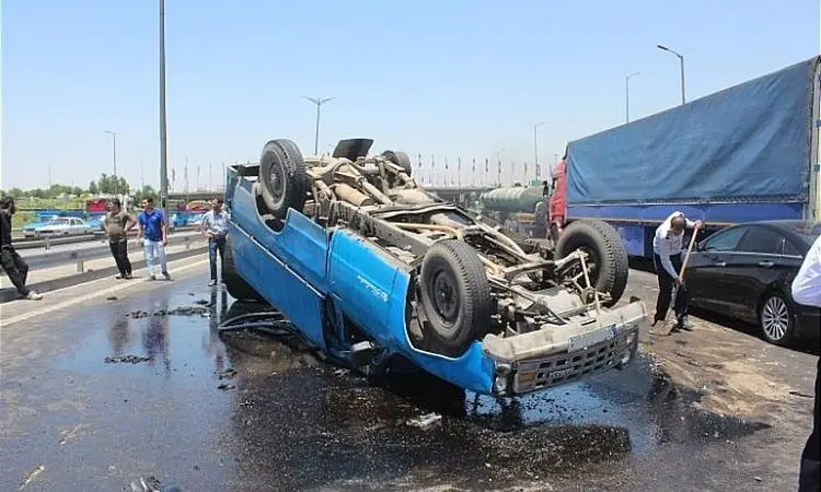 لحظه واژگونی نیسان آبی در جاده لغزنده +فیلم

