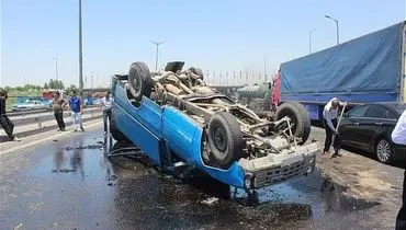 لحظه واژگونی نیسان آبی در جاده لغزنده +فیلم

