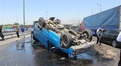 لحظه واژگونی نیسان آبی در جاده لغزنده +فیلم

