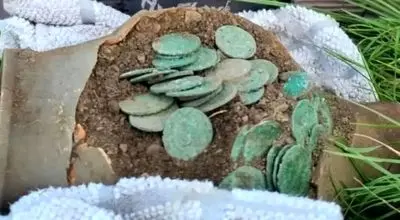 کشف دو کوزه پر از سکه‌های روم باستان در ولز؛ بزرگترین گنج تاریخی + عکس
