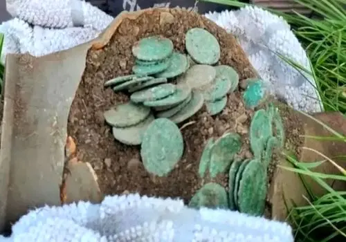کشف دو کوزه پر از سکه‌های روم باستان در ولز؛ بزرگترین گنج تاریخی + عکس