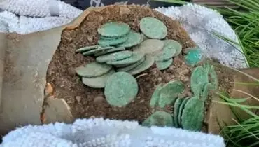 کشف دو کوزه پر از سکه‌های روم باستان در ولز؛ بزرگترین گنج تاریخی + عکس