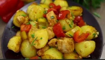 شامی سبک و فوری؛ مرغ برشته با سیب زمینی های مزه دار شده+ فیلم