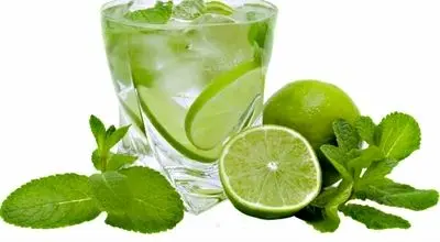 آب‌لیمو گرم بهتر است یا سرد؟ بررسی تأثیر آن بر هضم و لاغری