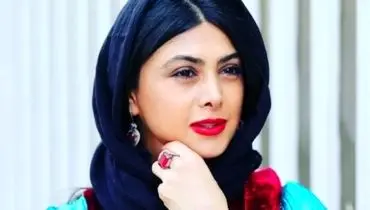 آزاده صمدی تیپش را با ماشین لاکچری‌اش سِت کرد