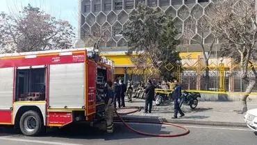 مصدومیت ۳ آتش‌نشان در آتش‌سوزی اداره پست چهارراه لشکر