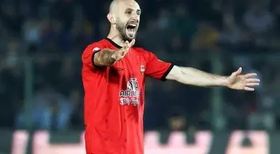 پوستونسکی با مصدومیت رباط صلیبی از میادین دور شد


