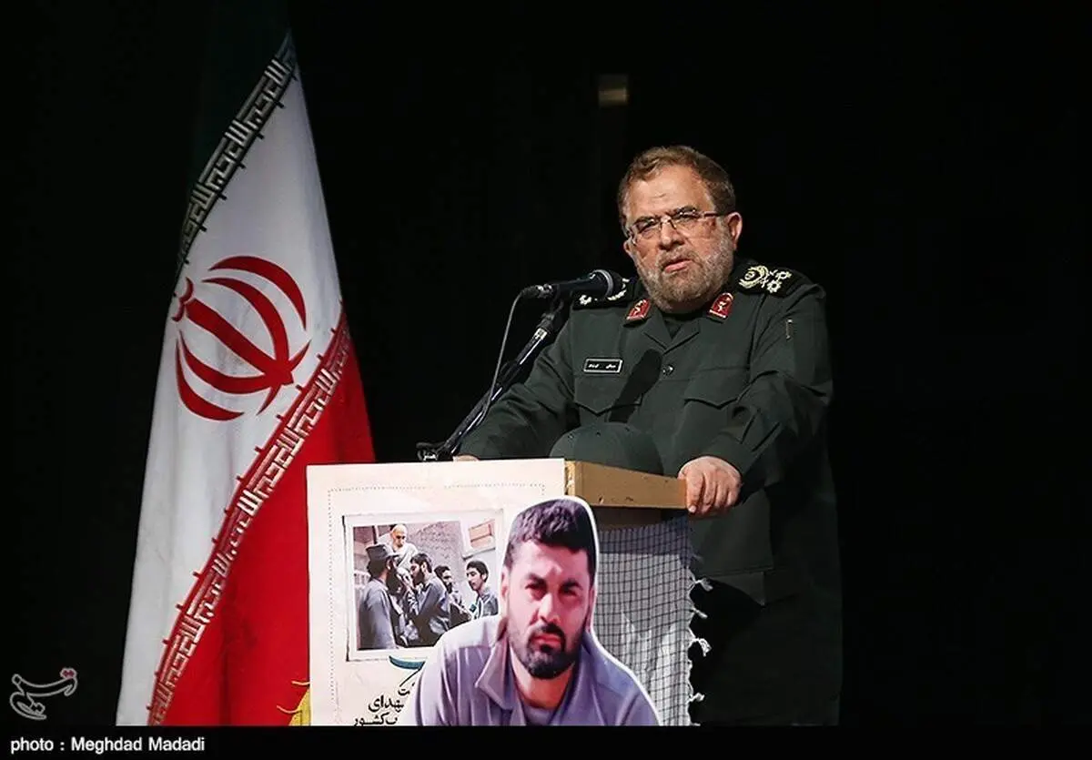 سرلشکر ایزدی: ناو هواپیمابر آمریکا را با موشک هدف قرار دادیم