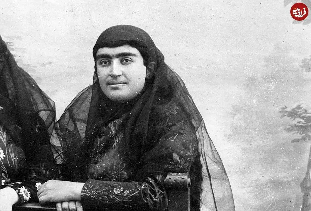 عکسهای عاشقانۀ نوۀ ناصرالدین شاه و شوهرش در یک مزرعه