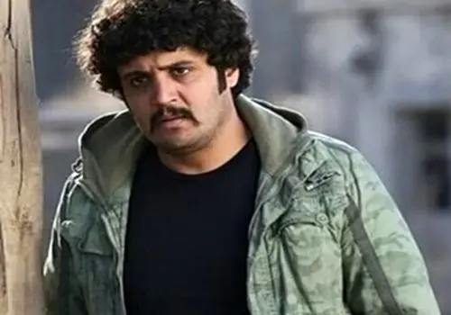 ژست متفاوت سیگار کشیدن بازیگر نقش کیانوش سریال آوای باران