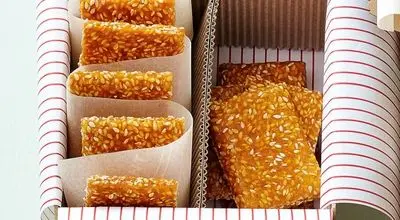 عصرونه امروز: طرز تهیه سوهان کنجدی خانگی؛ یک شیرینی ساده و خوشمزه!