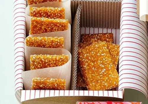 عصرونه امروز: طرز تهیه سوهان کنجدی خانگی؛ یک شیرینی ساده و خوشمزه!