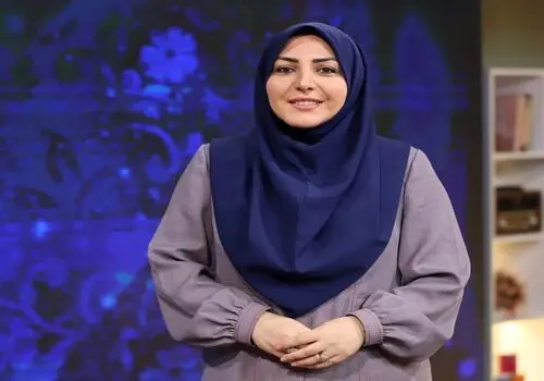 ژست خندان المیرا شریفی‌مقدم در کنار یک شتر