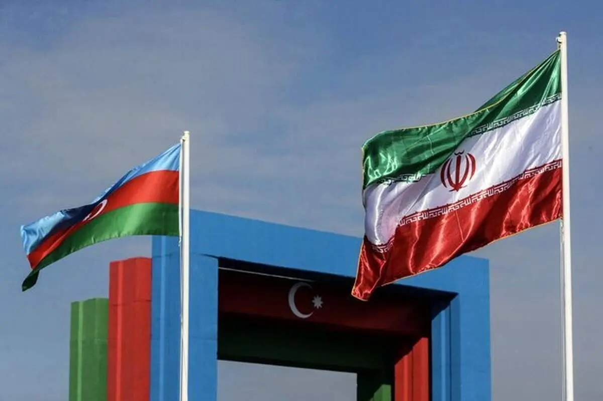 لحظه شعرخوانی پزشکیان به زبان ترکی در همایش تجاری ایران و آذربایجان + فیلم