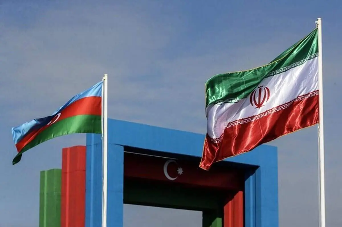 لحظه شعرخوانی پزشکیان به زبان ترکی در همایش تجاری ایران و آذربایجان + فیلم