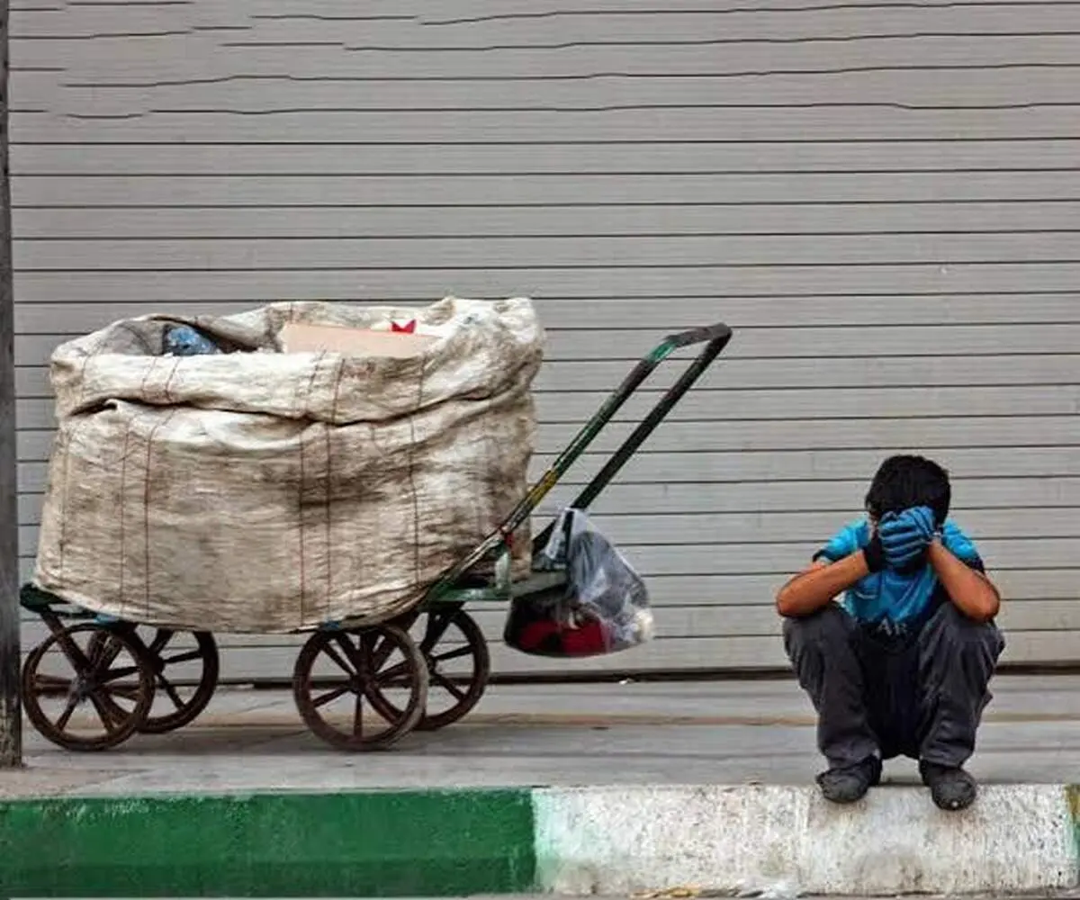 این تصویر از یک کودک کار حرفی برای گفتن نمی‌گذارد!