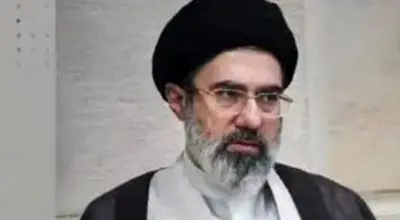 تصویری قدیمی از حضور آیت‌الله مجتبی خامنه‌ای در مدرسه فرزندشان