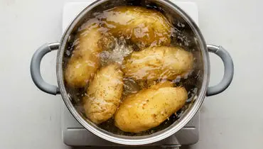 آموزش بهترین روش آب‌پز کردن سیب‌زمینی در خانه