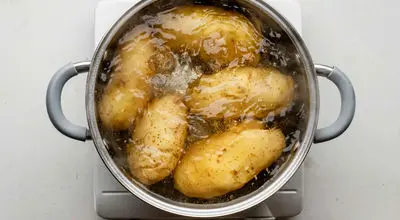 آموزش بهترین روش آب‌پز کردن سیب‌زمینی در خانه