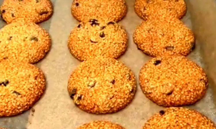 طرز تهیه متفاوت ترین شیرینی کنجدی با ذغال اخته+ فیلم / پخت شیرینی کنجدی سریع و ساده فقط در ۱۵ دقیقه