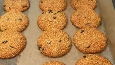 طرز تهیه متفاوت ترین شیرینی کنجدی با ذغال اخته+ فیلم / پخت شیرینی کنجدی سریع و ساده فقط در ۱۵ دقیقه