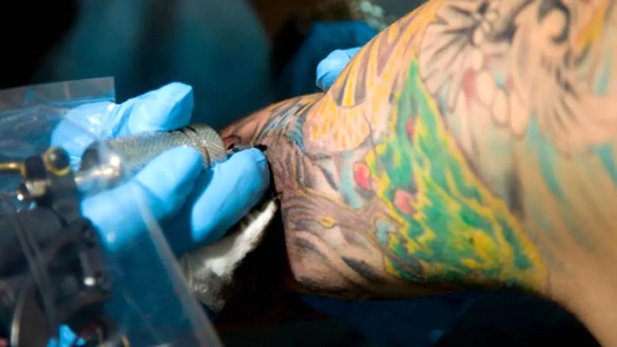 آیا جوهر تتو می‌تواند ایمنی بدن را تضعیف کند؟

