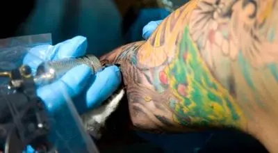 آیا جوهر تتو می‌تواند ایمنی بدن را تضعیف کند؟

