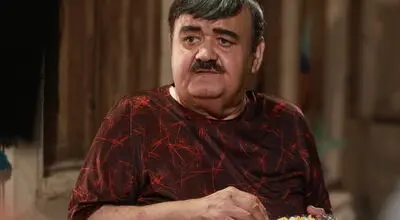 قاب اندوه مادر اکبر عبدی در مراسم سوگواری فرزندش + عکس