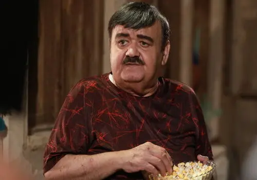 کسب اجازه منوچهر هادی از اکبر عبدی برای ادامه سریال ماه عسل + فیلم