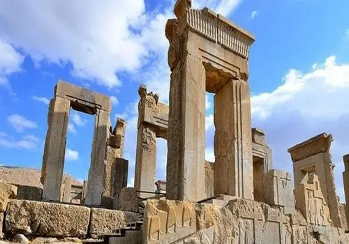 تصویری از نوه ناصرالدین شاه در حال نواختن پیانو