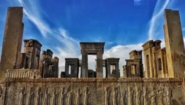 تخریب هولناک پیکره های باستانی تخت جمشید در نوروز ۱۴۰۴+ فیلم