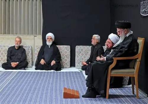 رهبر معظم انقلاب در مراسم عزاداری شب عاشورا در حسینیه امام خمینی حضور یافتند

