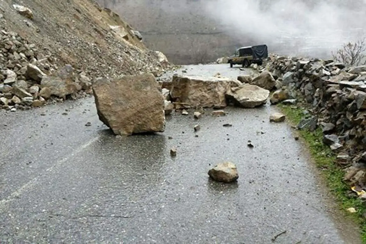 ریزش کوه در جاده کندوان حادثه آفرید