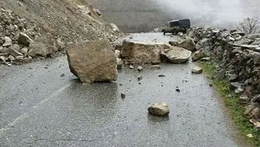 ریزش کوه در جاده کندوان حادثه آفرید