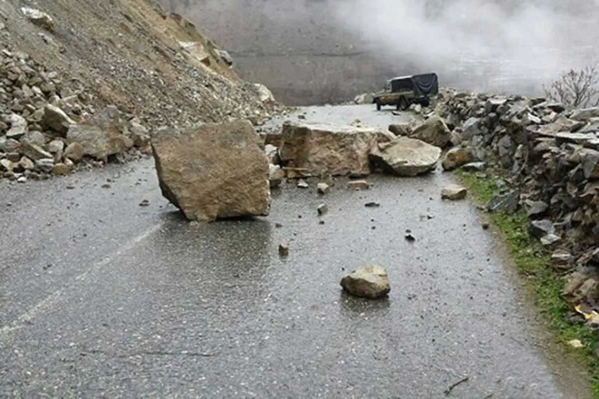 ریزش کوه در جاده کندوان حادثه آفرید