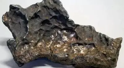  سنگ سه‌تنی که به عنوان سنگ باغچه فروخته شد، شهاب‌سنگ ۴ میلیارد ساله از آب درآمد! + عکس